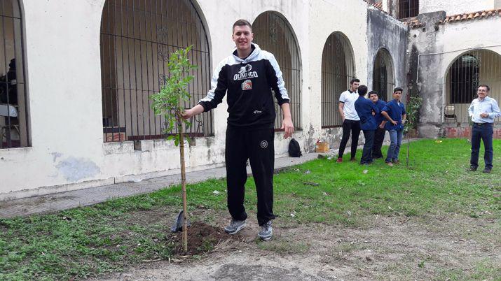 Jugadores de Oliacutempico plantaron arbolitos en la Normal
