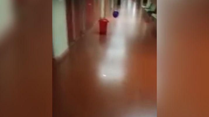VIDEO Un nintildeo fantasma pasea con su globo por el hospital Garrahan