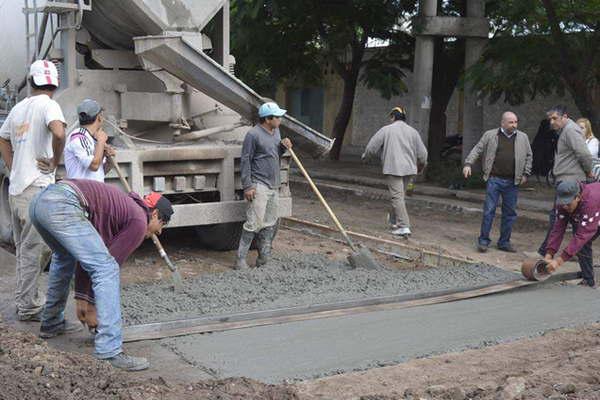 Supervisaron el inicio de las obras de pavimentacioacuten de la calle Quintana en el barrio Mercantil