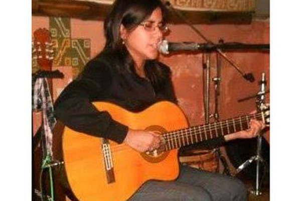 Guadalupe Suaacuterez en el Patio del Indio 