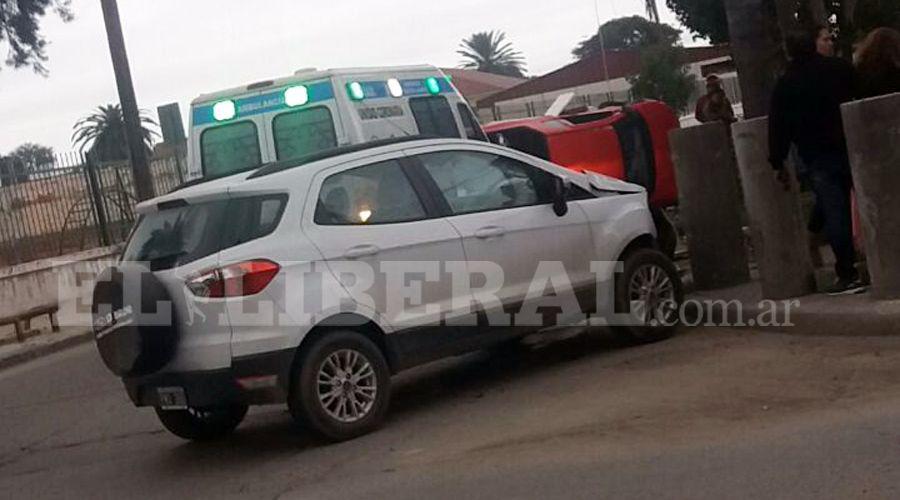 Violento choque entre dos camionetas a metros del Regional