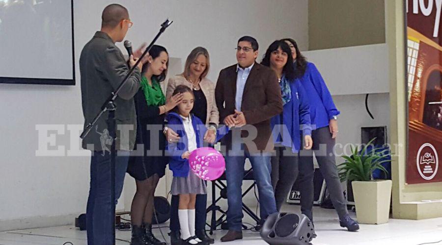 Nintildea santiaguentildea volvioacute a clases tras su tratamiento contra el caacutencer