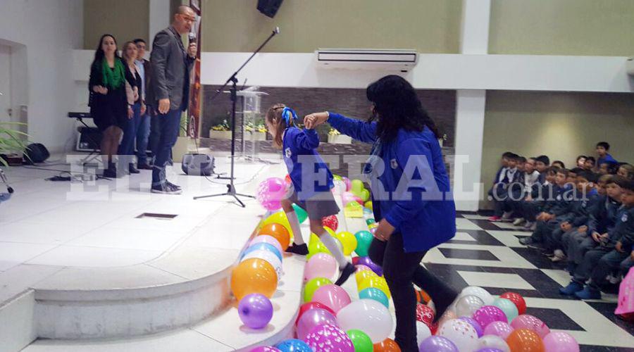 Nintildea santiaguentildea volvioacute a clases tras su tratamiento contra el caacutencer