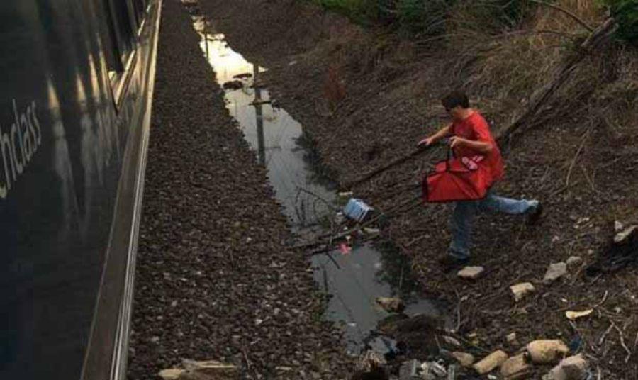 Insoacutelito- Repartidor de pizza entregoacute un pedido en un tren averiado