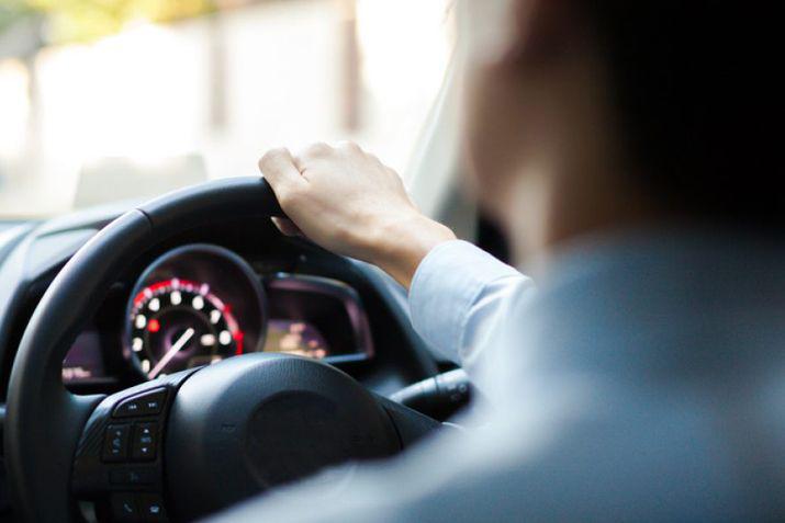 El sospechoso se movilizaba en un vehículo de color gris y de vidrios polarizados