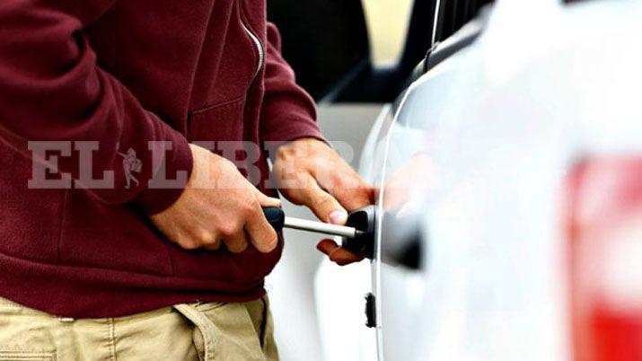 Dejó su auto estacionado en el centro y lo desvalijaron