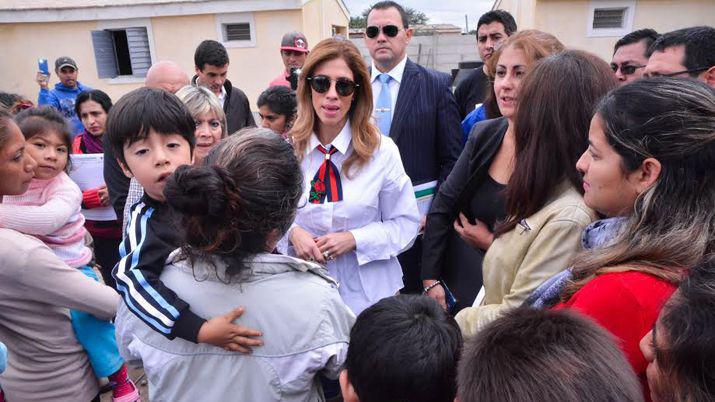 La Gobernadora visitoacute la obra de  viviendas en el barrio Santa Rosa de Lima