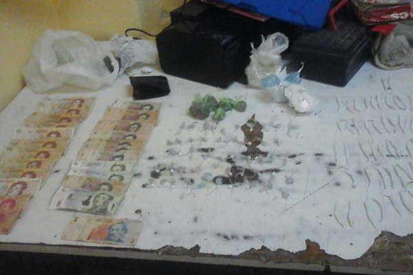 Hallan a un adolescente de 16 antildeos con drogas arma y dinero