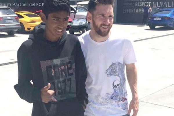Un joven santiaguentildeo cumplioacute su suentildeo de conocer a Messi