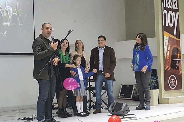 Emotivo recibimiento a una nintildea que vencioacute el caacutencer