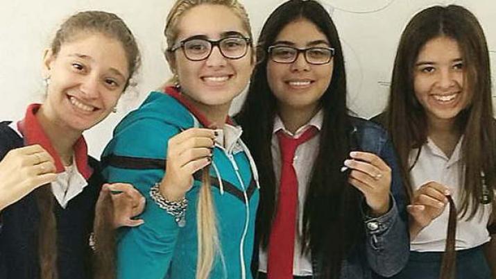 Cada vez maacutes santiaguentildeas se cortan el cabello para ayudar a las pacientes oncoloacutegicas