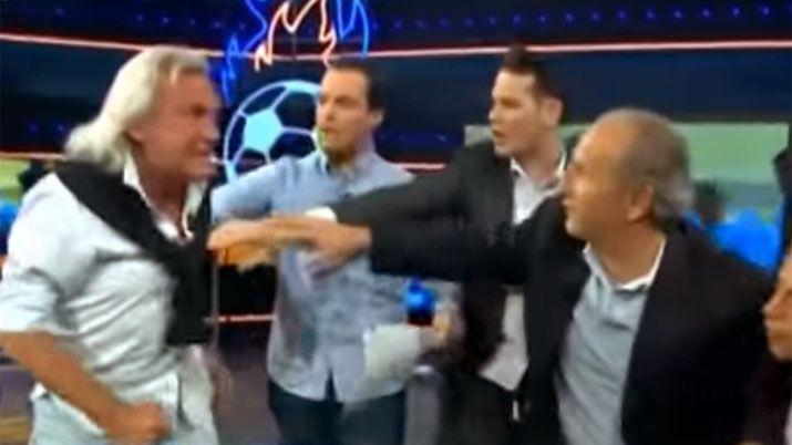 El Loco Gatti se sacoacute y quiso golpear a un periodista espantildeol