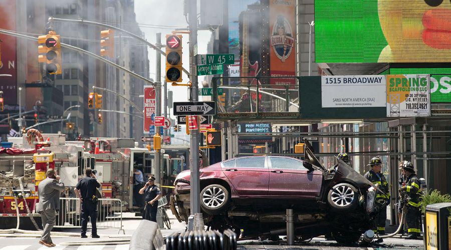 Video  Asiacute avanzoacute el auto en Times Square