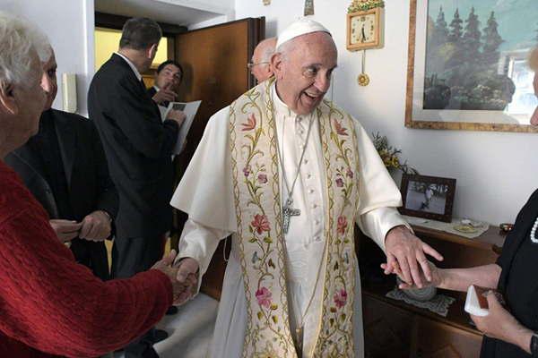 El Papa bendijo una docena de hogares en la periferia de Roma