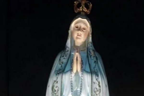 Santiaguentildeos conmovidos por la imagen del manto de  la Virgen de Faacutetima que cambioacute de color en una misa
