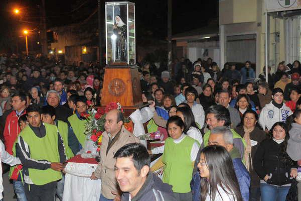 Los fieles acercan sus peticiones  a Santa Rita en su fiesta solemne