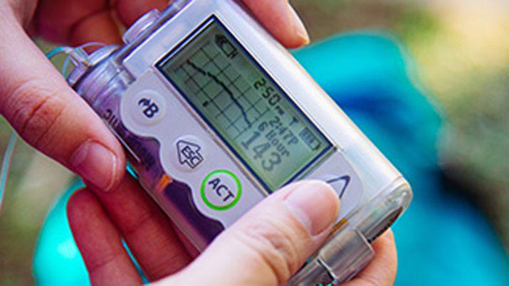 Una mujer busca una bomba de insulina para su hijo