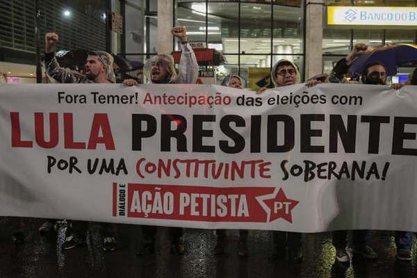 Lula exige la salida del presidente y elecciones directas