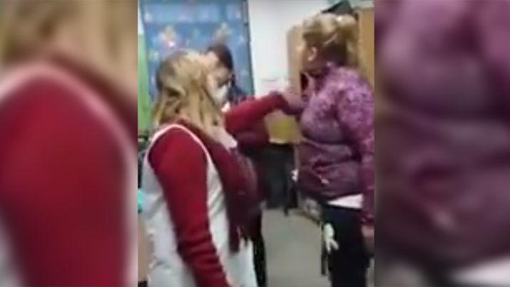 Detuvieron a la mujer que fue grabada agrediendo a una maestra