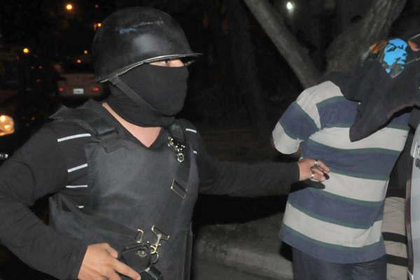 Encerraba a la hija viendo dibujitos en TV para violar a su hijastra