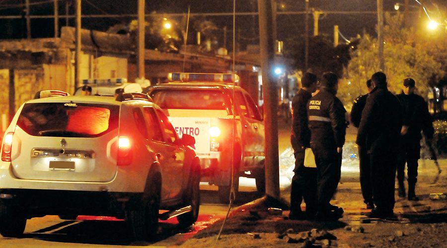 Con cohetes un grupo de hinchas celebroacute el suicidio de un rival y hubo batalla campal con pistolas y tumberas
