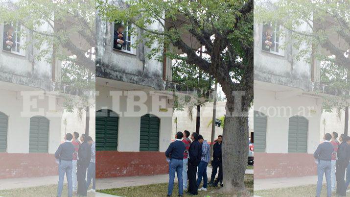 Encerrado en su casa joven amenaza con prenderse fuego