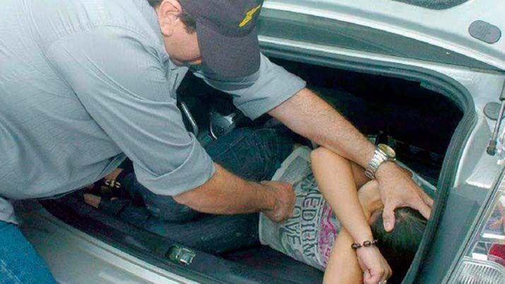 Intento de secuestro- santiaguentildea alerta en Facebook sobre el auto gris