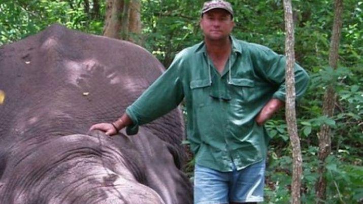 Disparoacute contra tres criacuteas de elefante y la madre lo asesinoacute