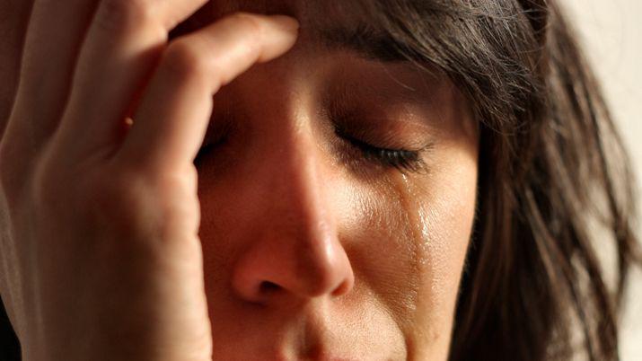 La violaron entre ocho y ahora la amenazan con matarla si habla