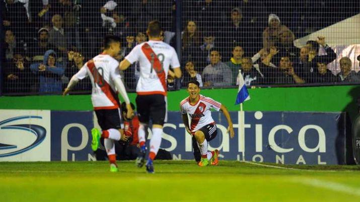 River arrasoacute con el Lobo y le pisa los talones a Boca