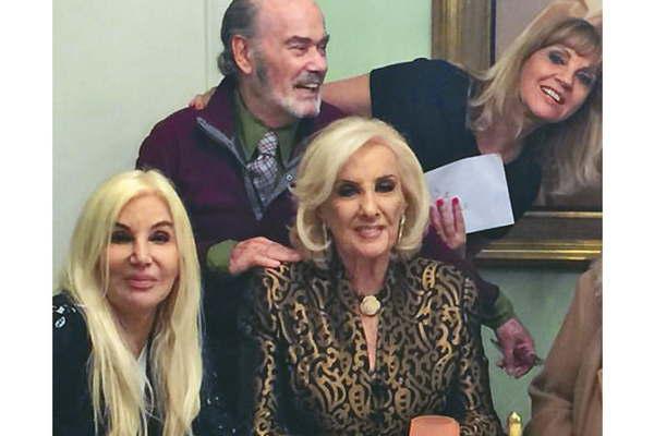 Susana Gimeacutenez logroacute sorprender a Mirtha Legrand en su propia casa 