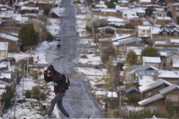 Cayoacute la primera nevada del antildeo y se adelantoacute el invierno en San Carlos de Bariloche 