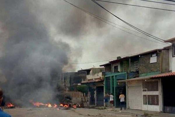 Quemaron la casa natal de Hugo Chaacutevez en otra jornada de violencia en Venezuela 