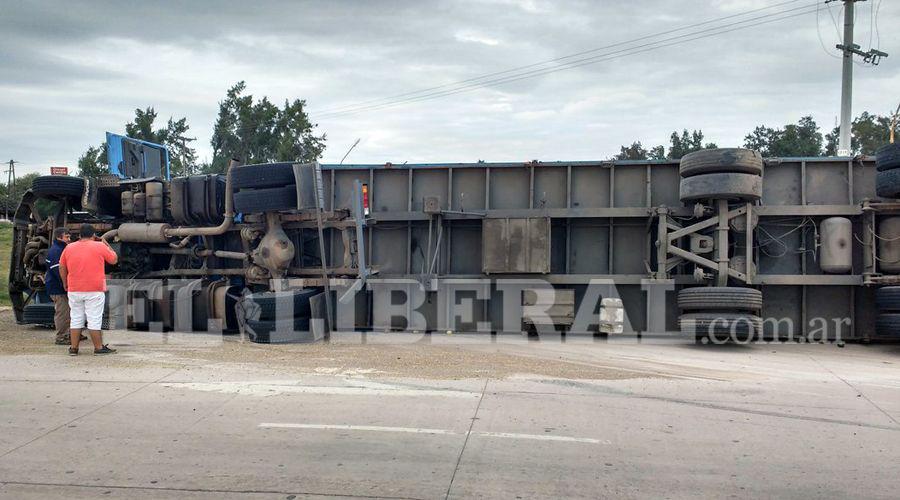Un camioacuten volcoacute en la interseccioacuten de las rutas 34 y 5