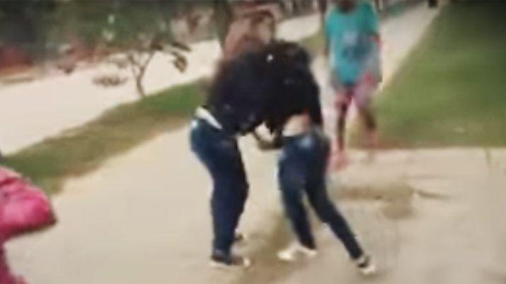 VIDEO  Una joven de 14 antildeos apuntildealoacute a una compantildeera a la salida del colegio