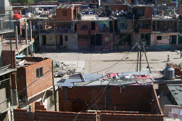 Nacioacuten quiere regularizar tiacutetulos de viviendas en 4100 villas