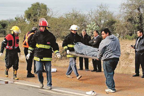 Camioacuten atropelloacute y matoacute a un futbolista y a su hermana madre de dos nintildeos