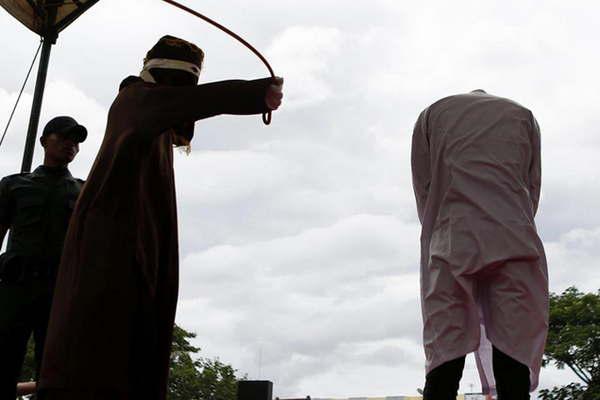 En Indonesia castigan con 83 latigazos a dos joacutevenes gay