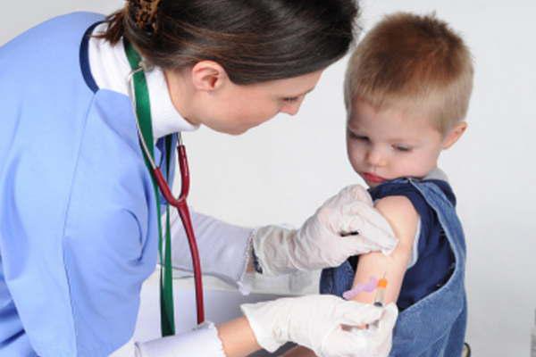 Instan a vacunar contra la gripe a nintildeos de 6 a 24 meses