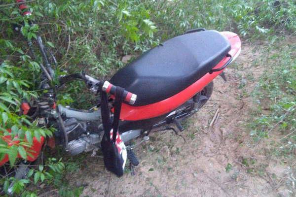 Dos joacutevenes fueron apresados por el robo de motocicletas