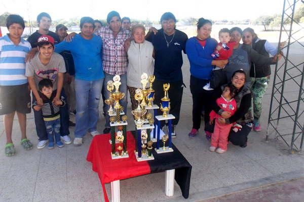 El Gobierno de la provincia entregoacute trofeos al Club Villa Suaya