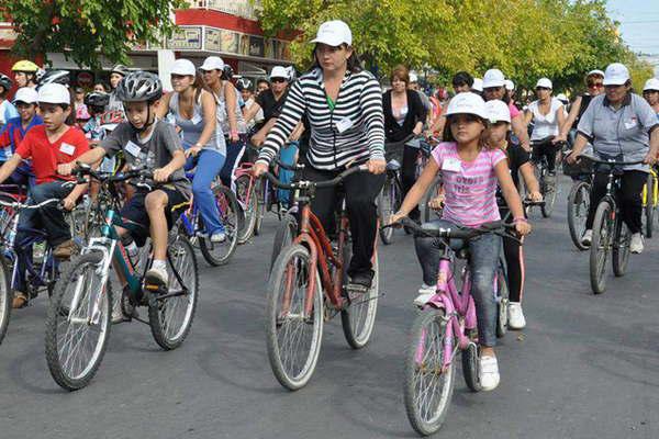 Bicicleteada solidaria del Club Oliacutempico a beneficio del comedor Pro Huerta Los Nintildeos Felices