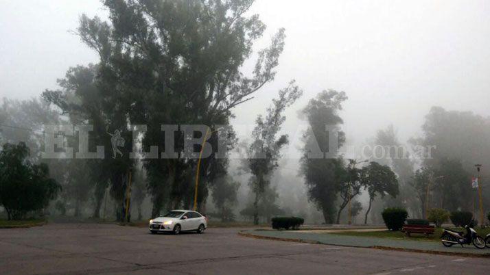 Una densa neblina sorprendioacute a los santiaguentildeos esta mantildeana