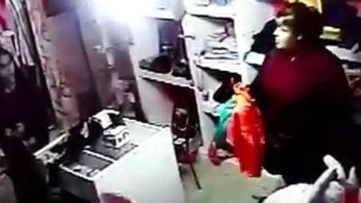 VIDEO  Escrachan a mujer que roboacute un celular y operoacute con billetes falsos