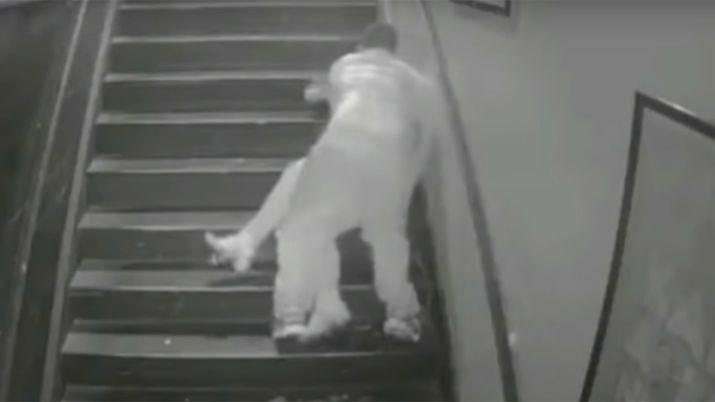 VIDEO El momento en que tratan de violar a una mujer en la calle