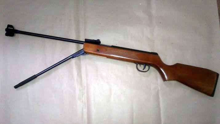 Nintildeo baleoacute a su hermano con rifle de aire comprimido