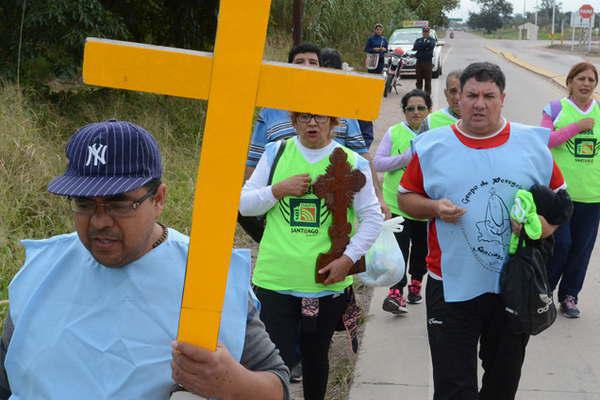 Feligreses caminan hacia un nuevo encuentro con el Sentildeor de los Milagros de Mailiacuten