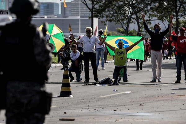 Masiva y violenta protesta exige la renuncia de Temer y colapsa Brasilia