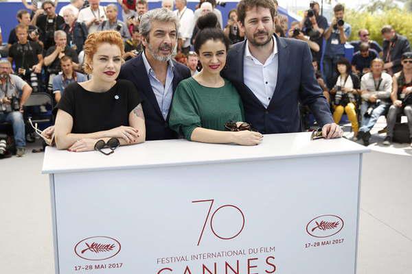 La peliacutecula de Dariacuten fue muy bien recibida en Cannes  