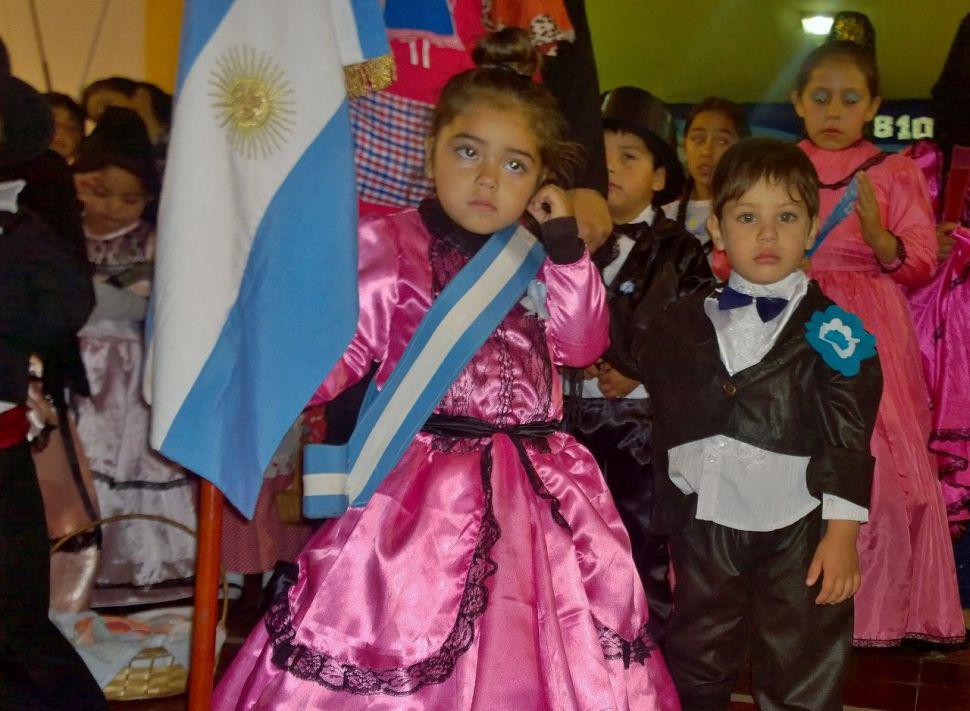 A pesar de las inclemencias climaacuteticas se celebra un nuevo aniversario de la patria